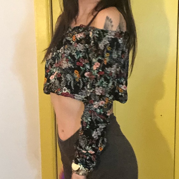 3/4 Sleeve Floral Crop Top - Picture 2 of 2